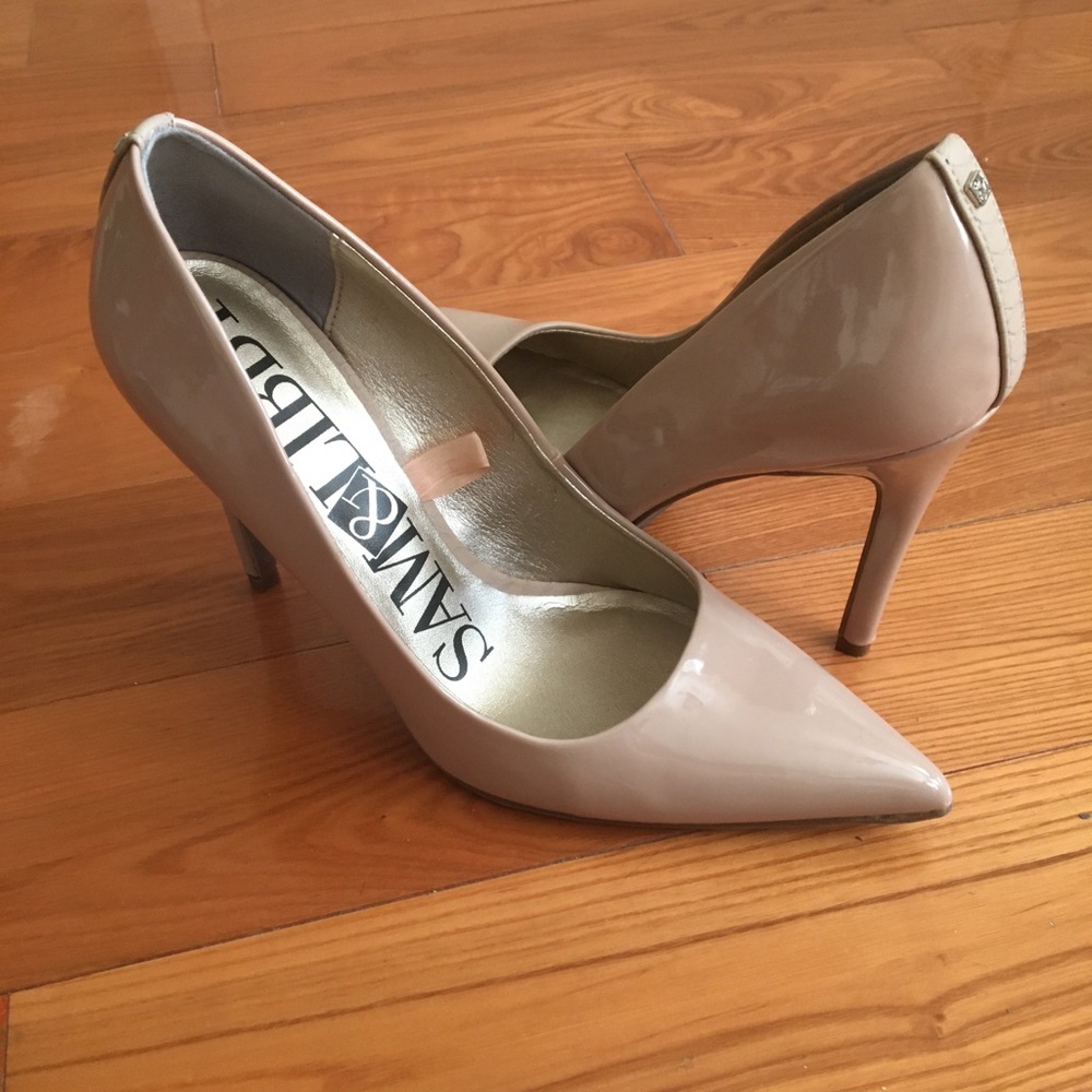 Nude pumps